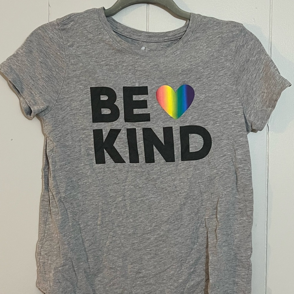 Gray 'Be Kind' Kids T-Shirt with Rainbow Heart